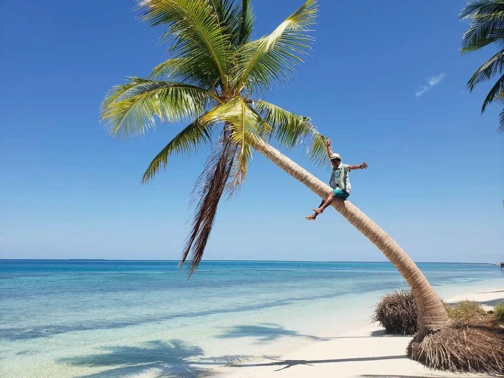 Playing with slanting trees in Candaraman Island